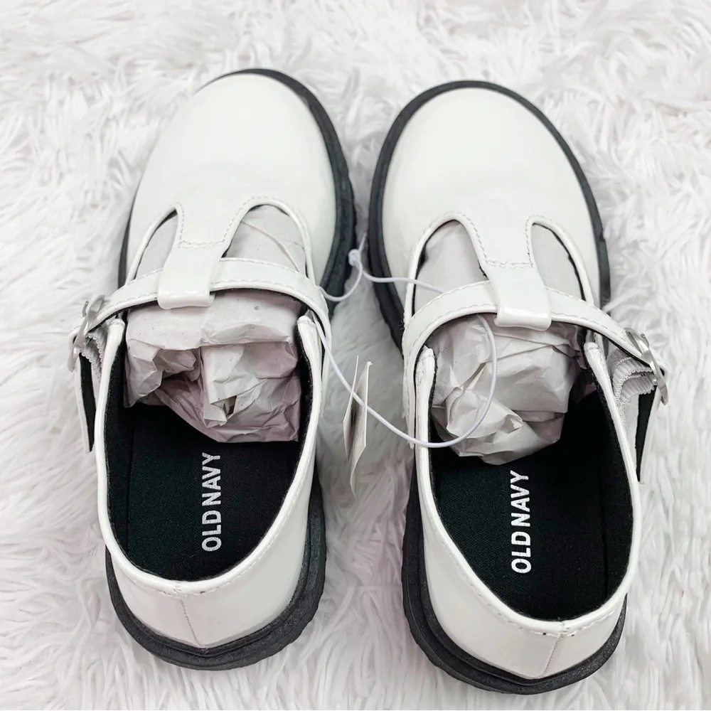 Old Navy girls Chunky heel‎ patent leather Mary Jane shoes in white